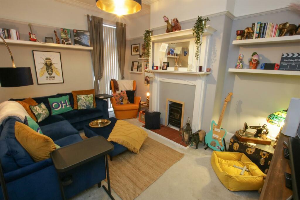 SEPARATE DINING/ LIVING ROOM