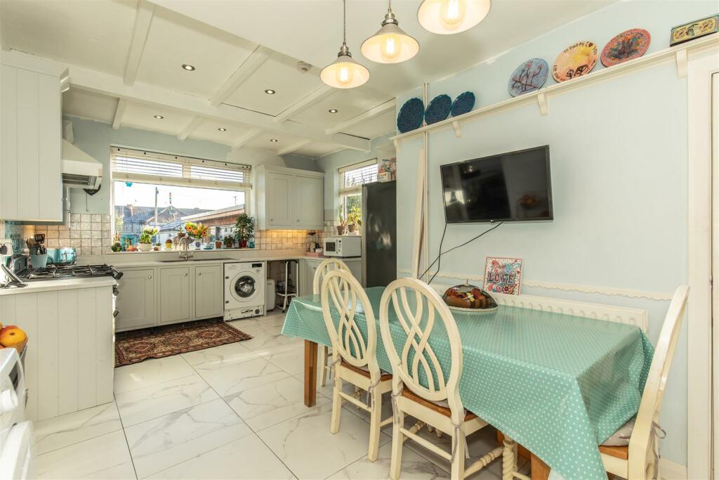 2 Balcombe Avenue17.jpg
