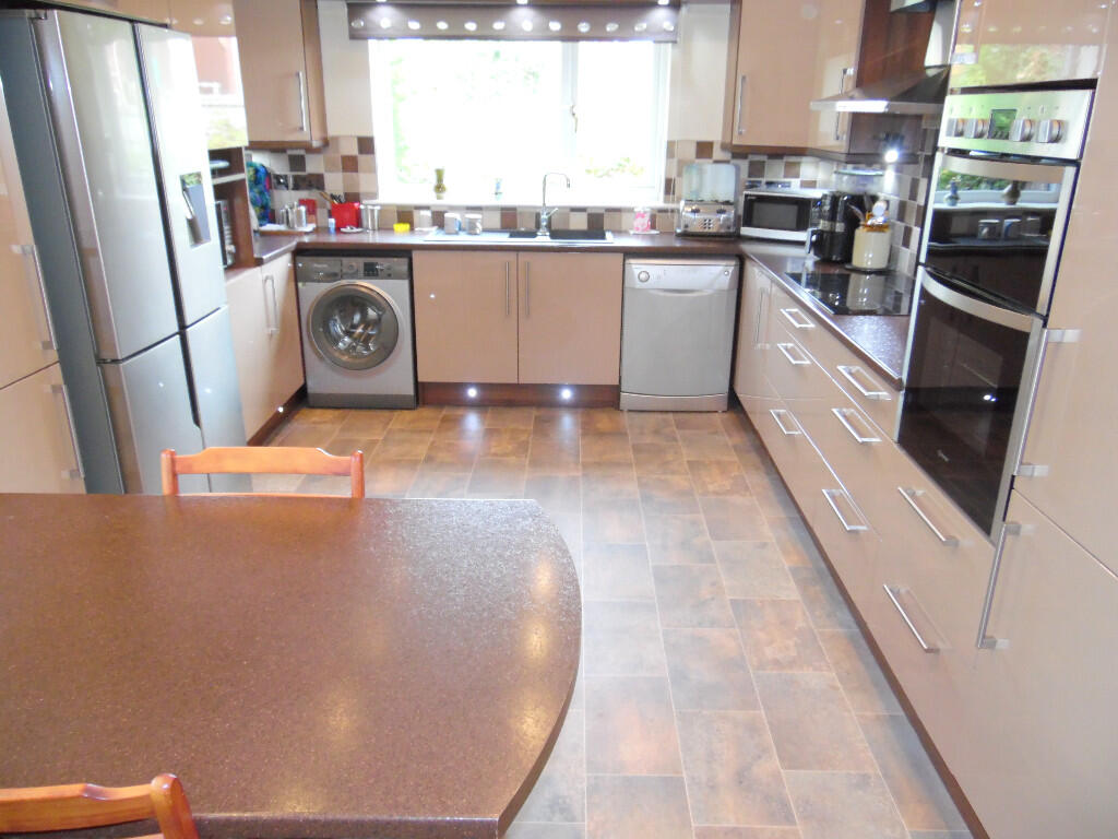 KITCHEN/BREAKFAST RM