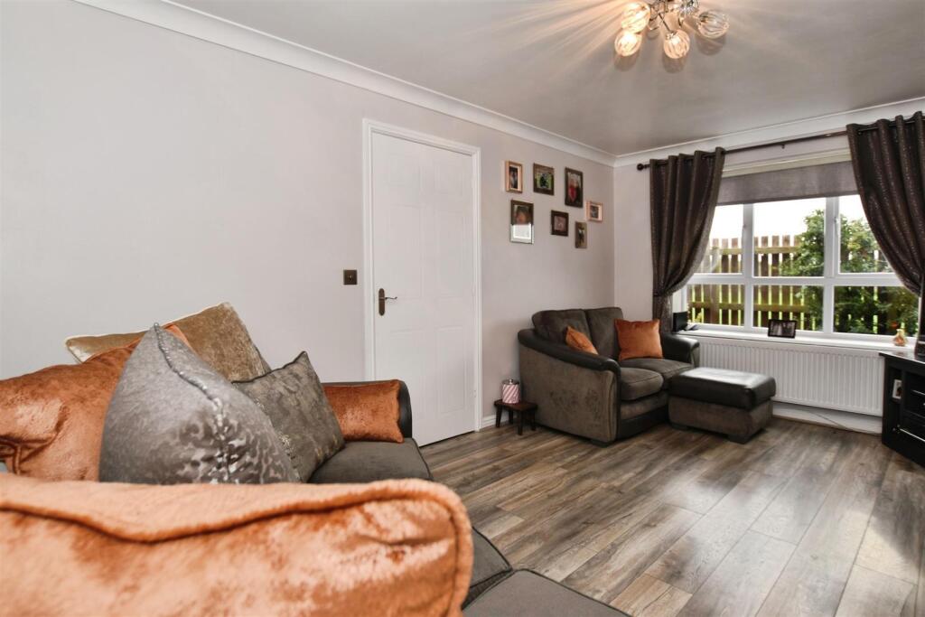 4c18f7c0-lounge 20a.JPG