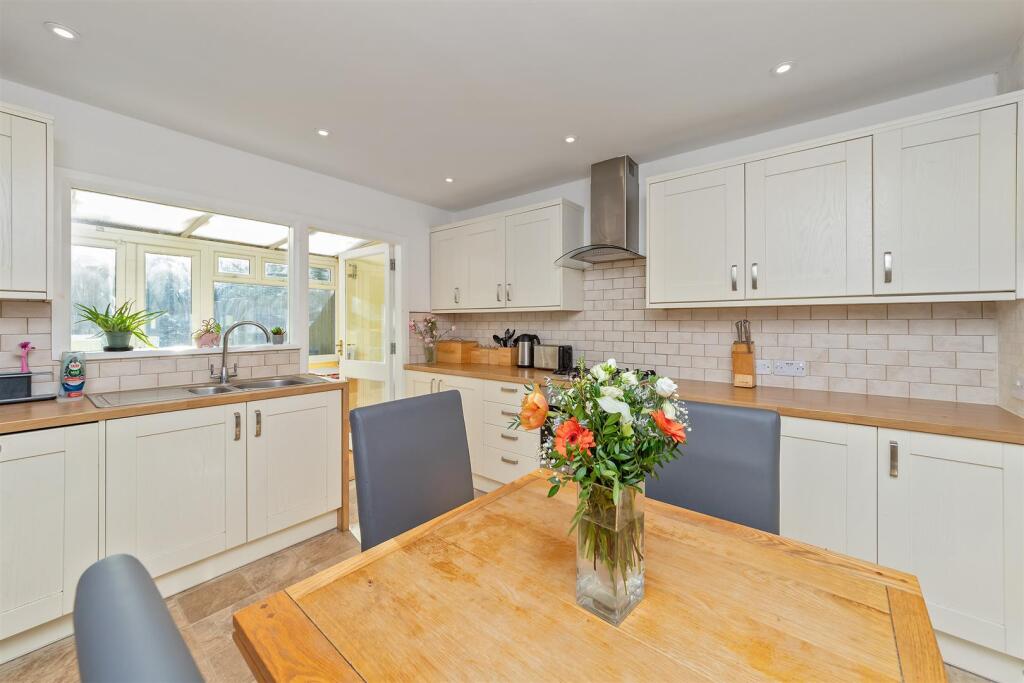 26KitchenerClose-21.jpg