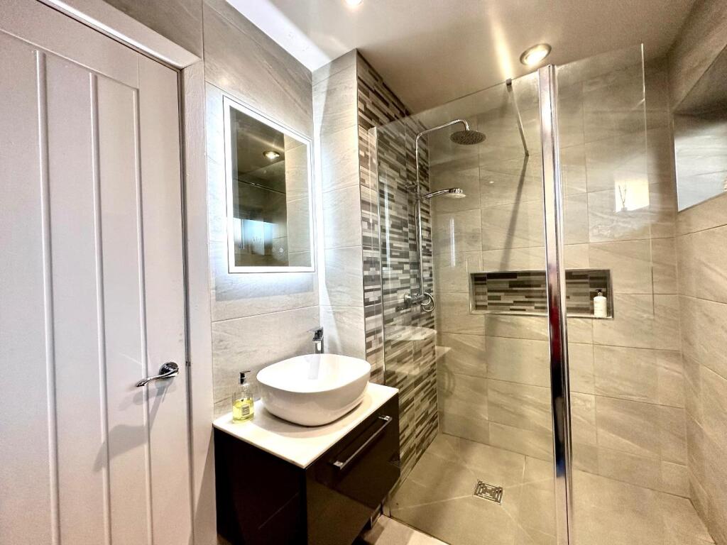 SHOWER ROOM