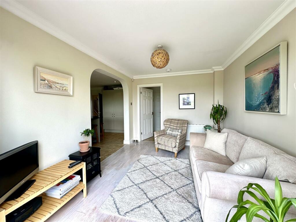 SITTING ROOM ¿ 13¿ x 10¿