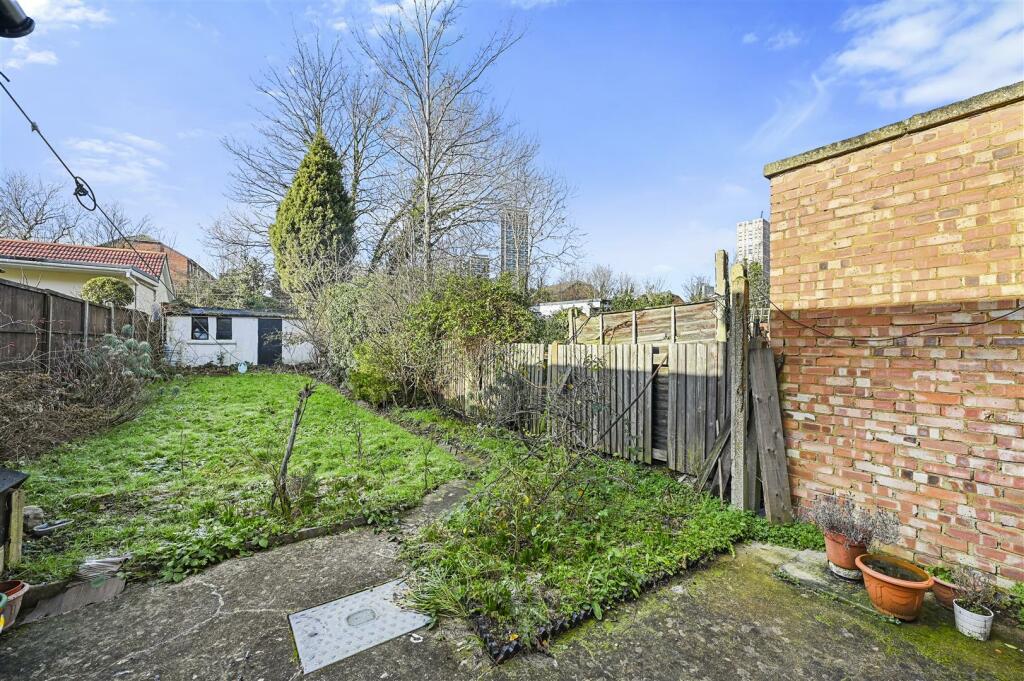 Aston Rowe - Long Drive5.JPG