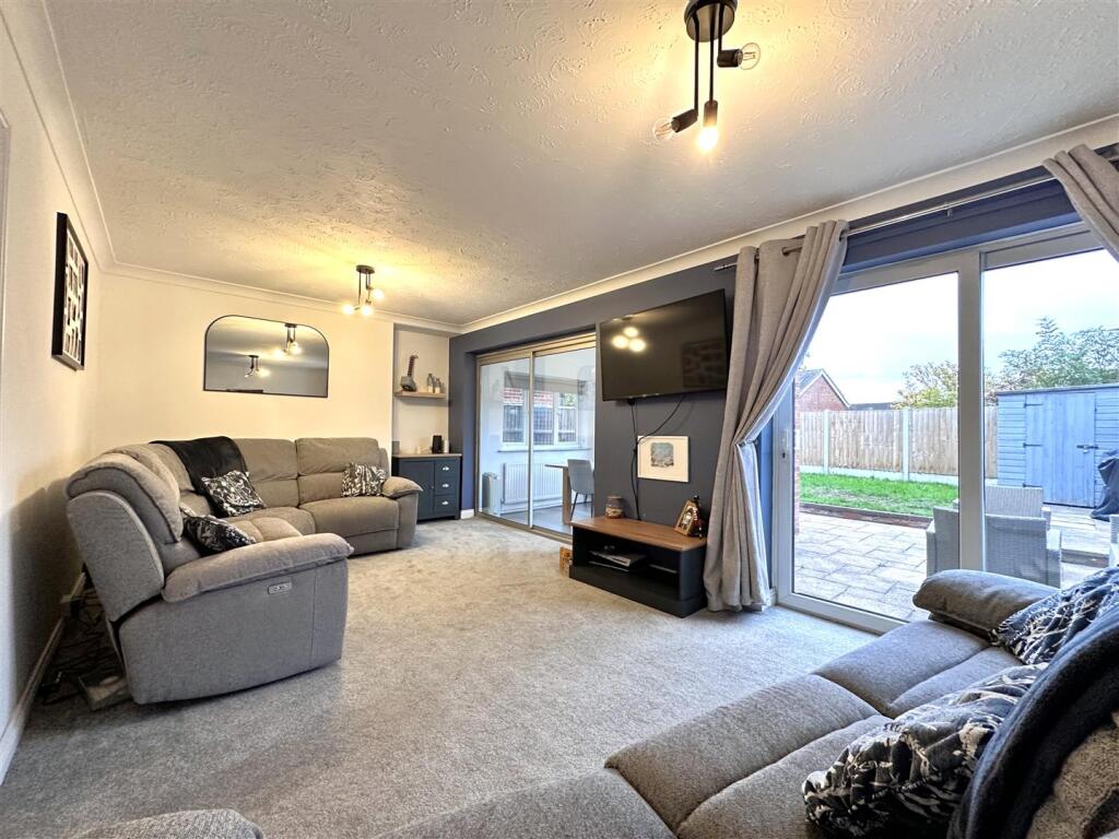 Sizeable Living Room 050