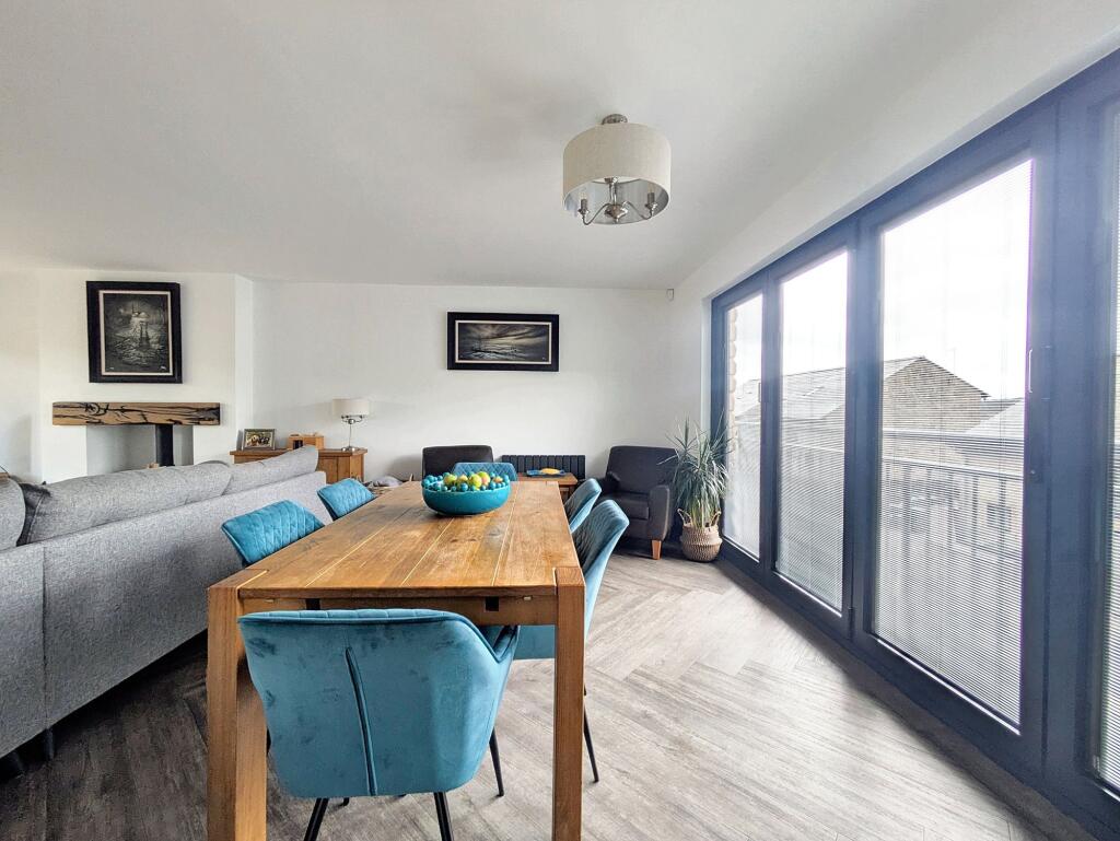 OPEN PLAN DINING KITCHEN AND FAMILY ROOM