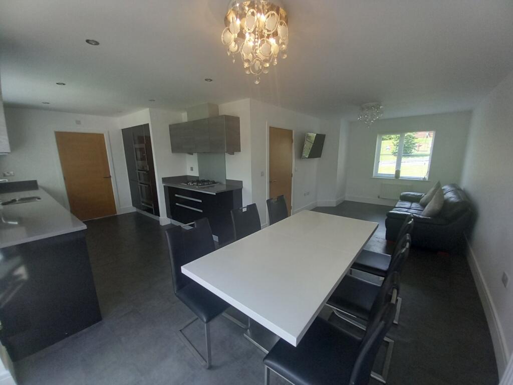 FAMILY DINNG KITCHEN