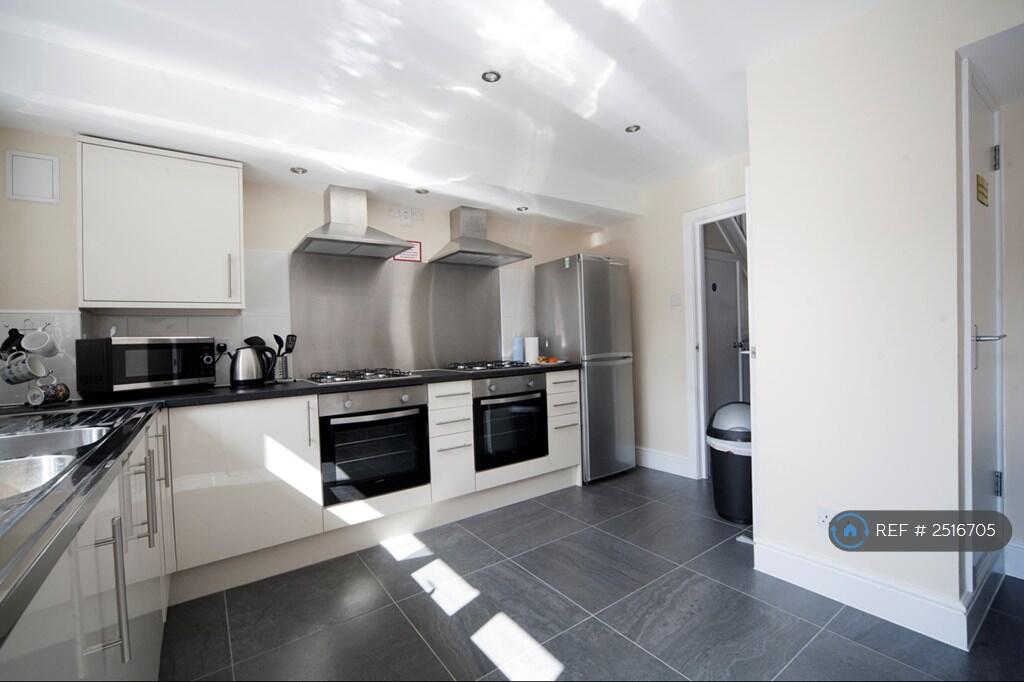 Spacious Kitchen 