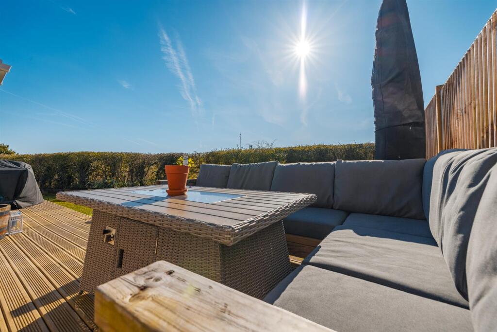 5 Axholme Close-29.jpg