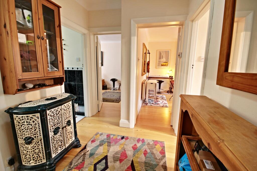 140 Norbiton Hall - hallway-reception