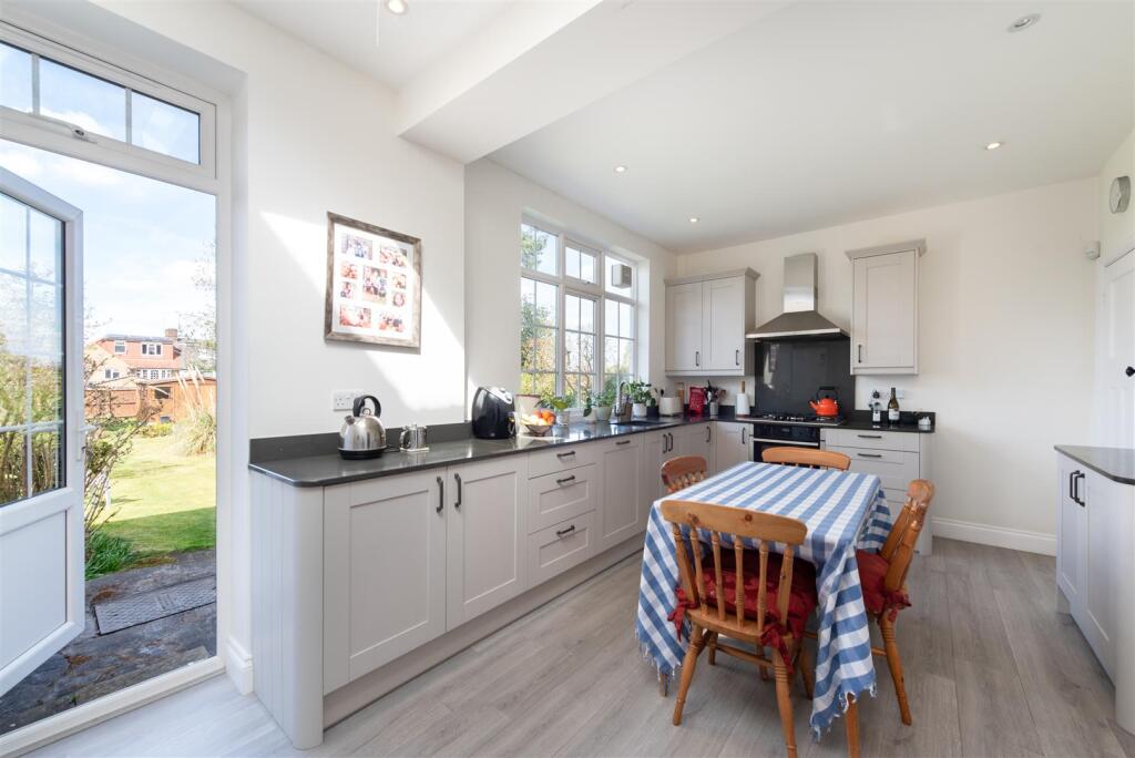 Queen Elizabrth Dr 8.jpg