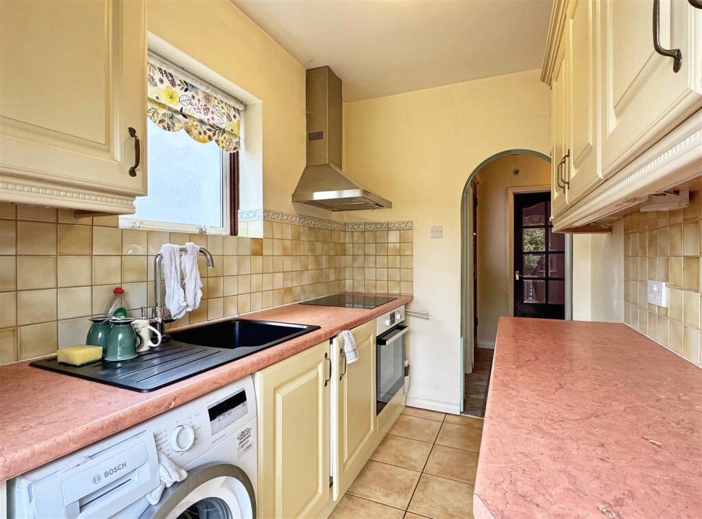 Kitchen b.jpg