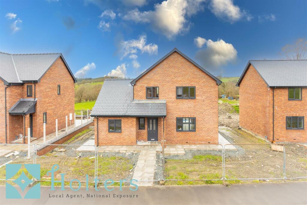 4 Maeshendre Exterior1.jpg