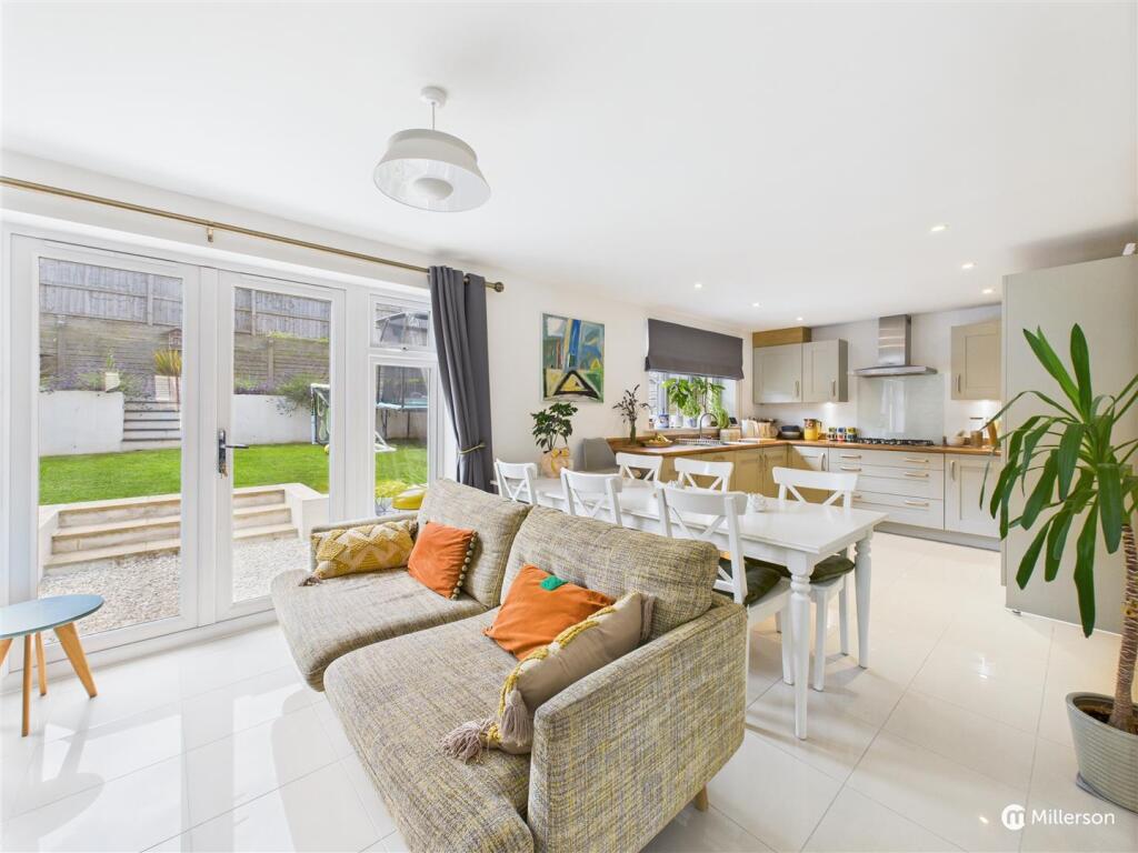 OPEN PLAN KITCHEN / DINING / DAY ROOM