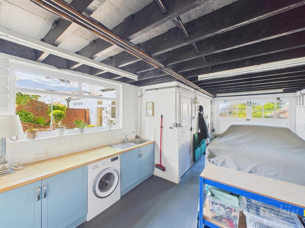 Garage/ Utility room