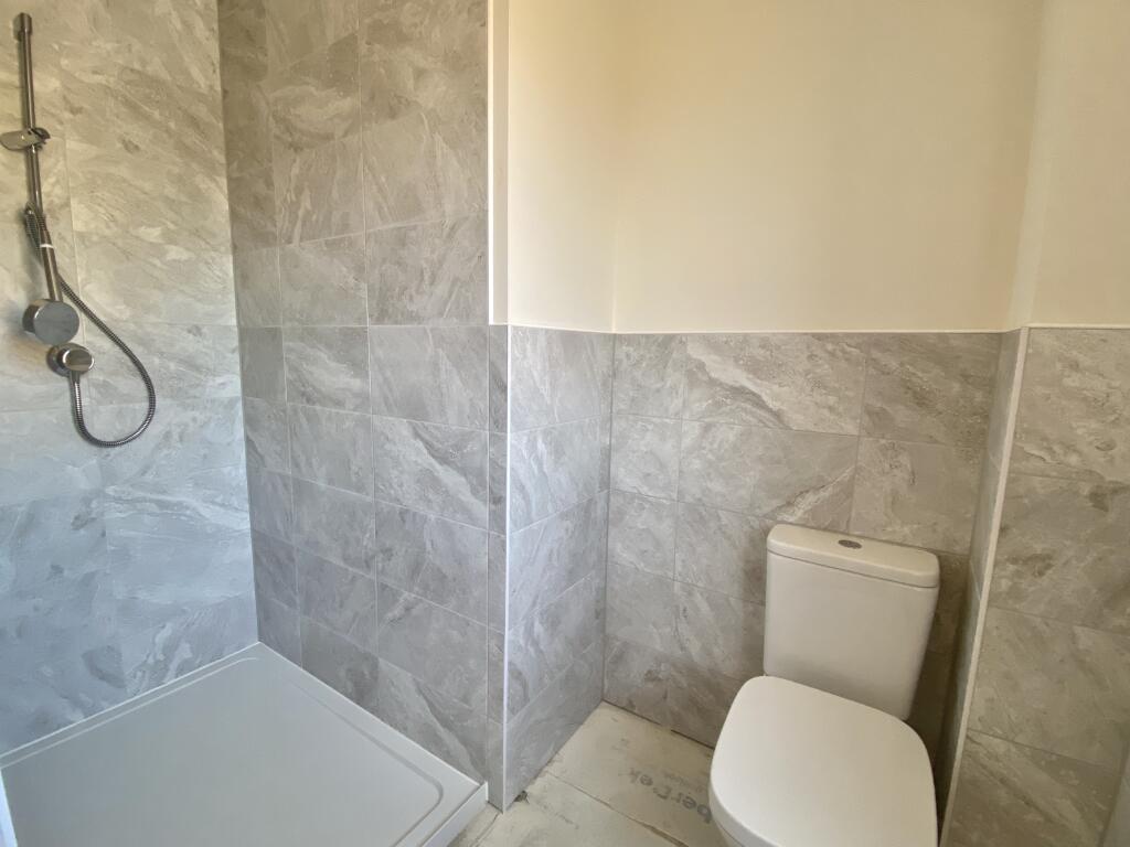 Spacious En Suite to the Master Bedroom