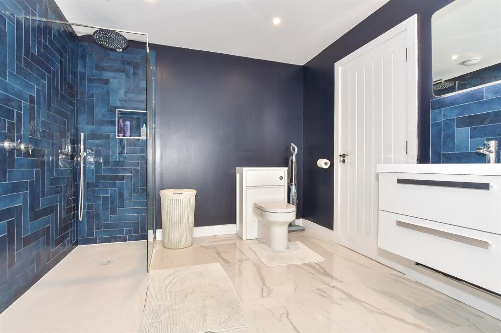 En-Suite Bath/ Shower Room