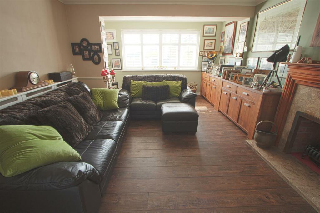 LOUNGE2.jpg