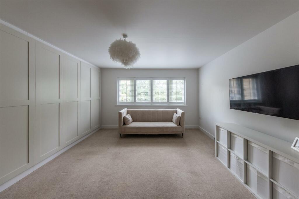 BEDROOM 5/GAMES ROOM