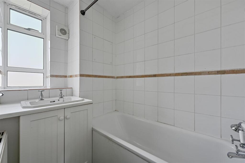 FB - Ashchurch Park Villas - BathroomA3 (1).JPG