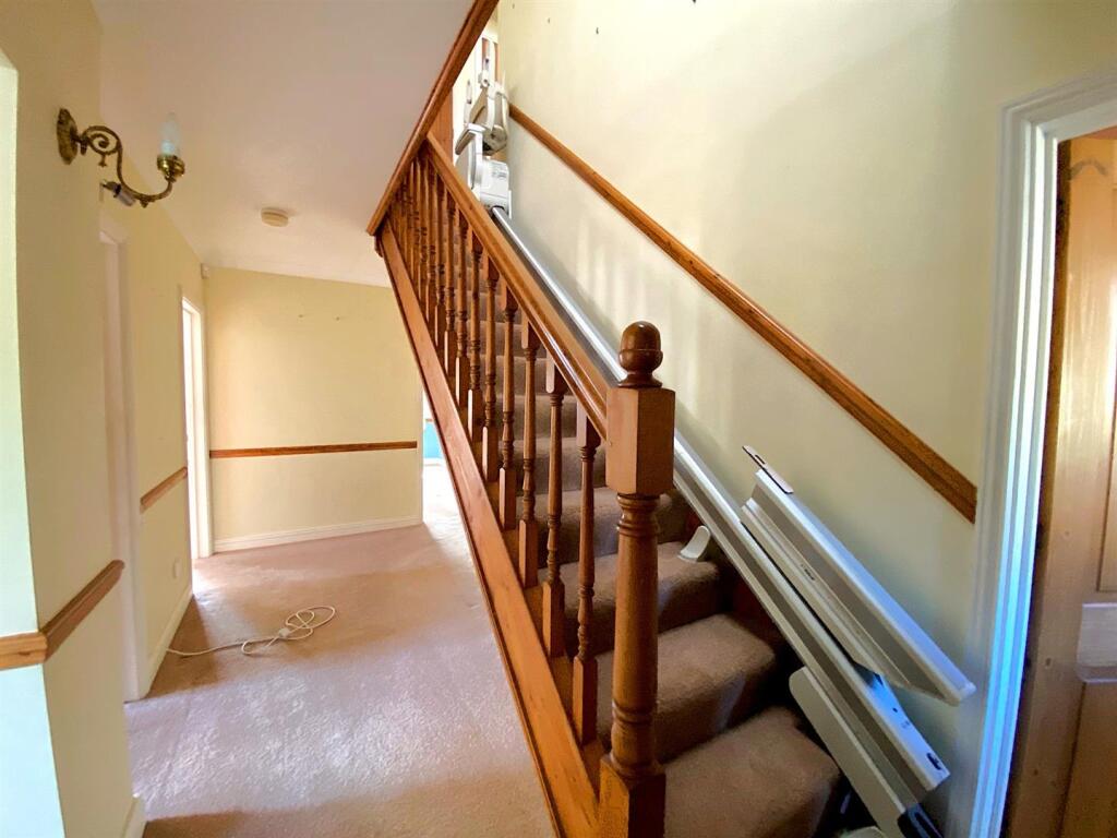 1 Grazebrook Close - Hall.jpg