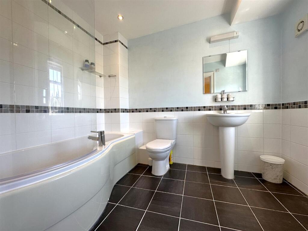 En-Suite Bathroom 845