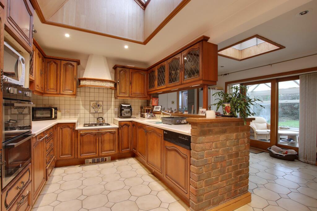 KITCHEN/BREAKFAST ROOM