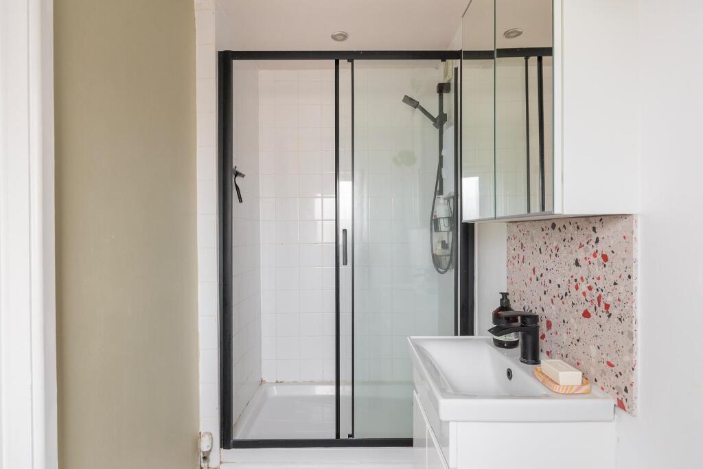 1B7R4BR - Ensuite B.jpg