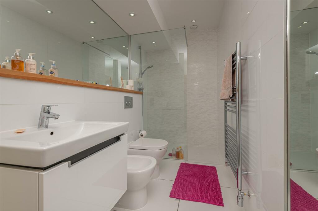 Guest Bedroom En-Suite