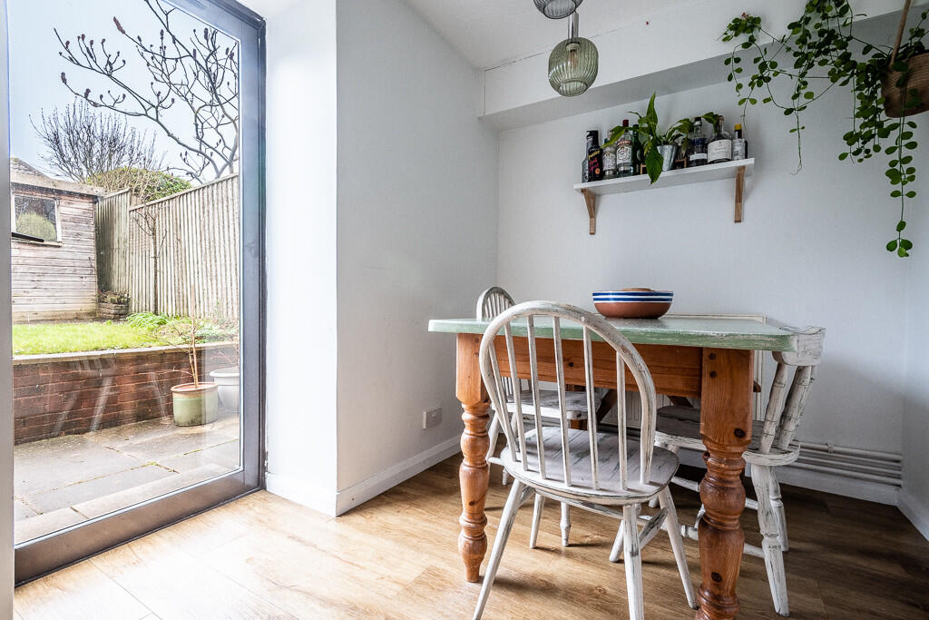 6 Woodcote Court ...