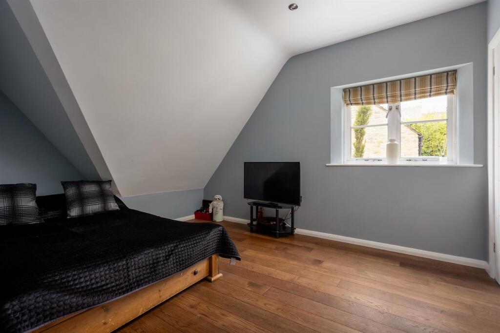 46 - Highfield House - GL54 4AA - Web.jpg