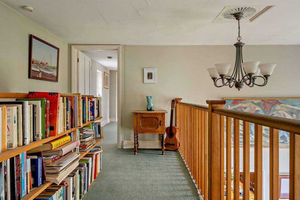 8642411-interior1...