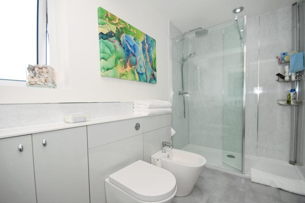 SHOWER ROOM 02.jpg