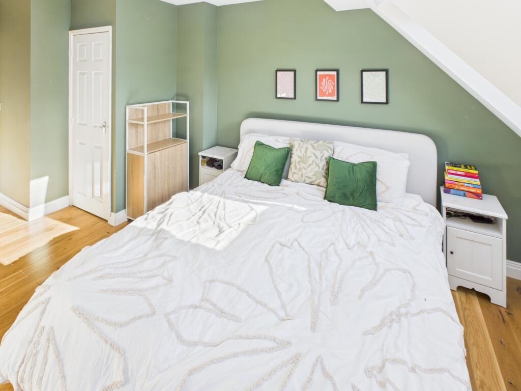 CAM04233G0-PR0016-STILL023