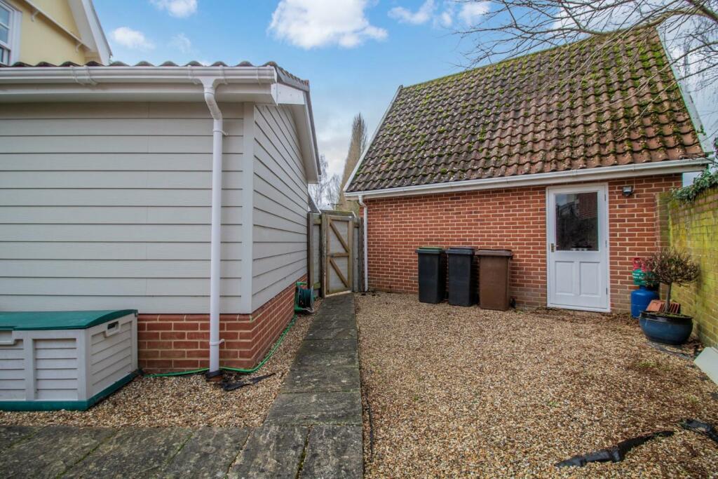 4 Bear Meadow, Beyton [Double Garage] OPT 01.jpg