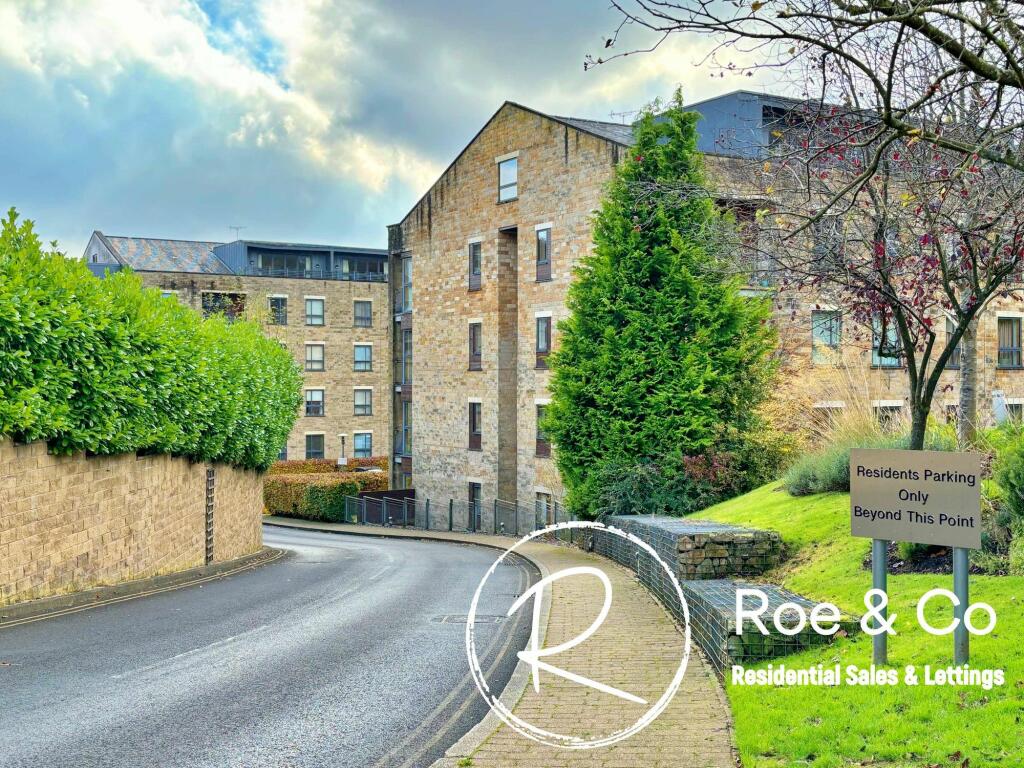 Entrance via the road