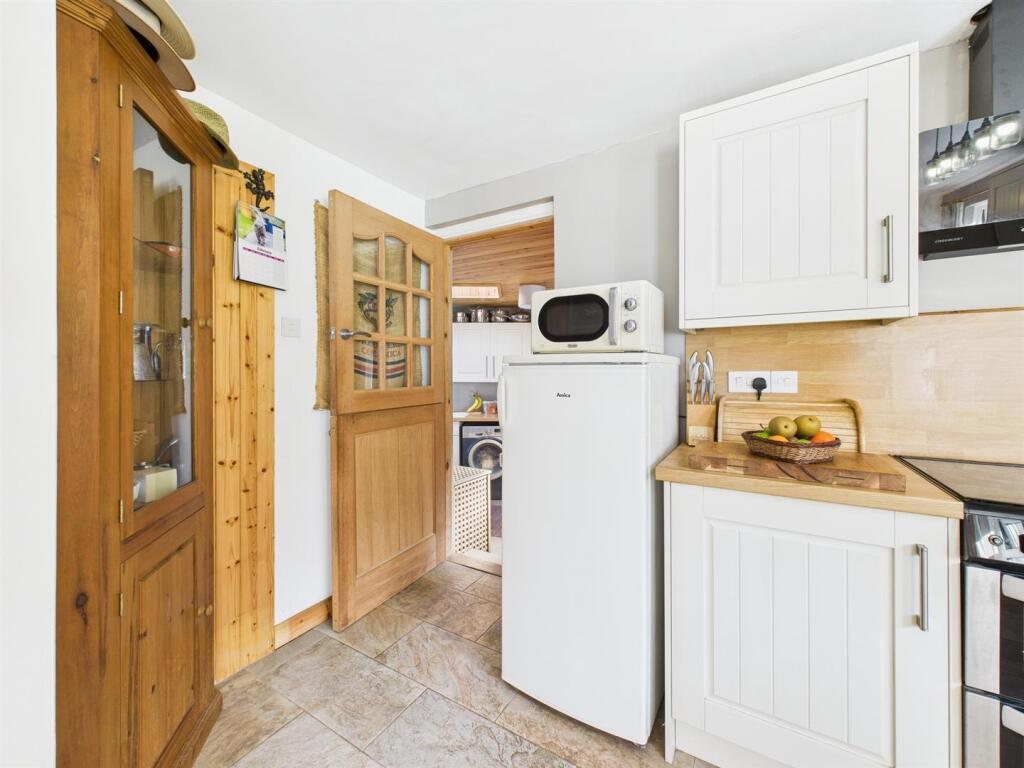 Kitchen stable door to boot room.jpg