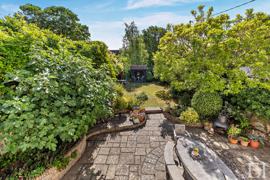 8658493-exteriorW...