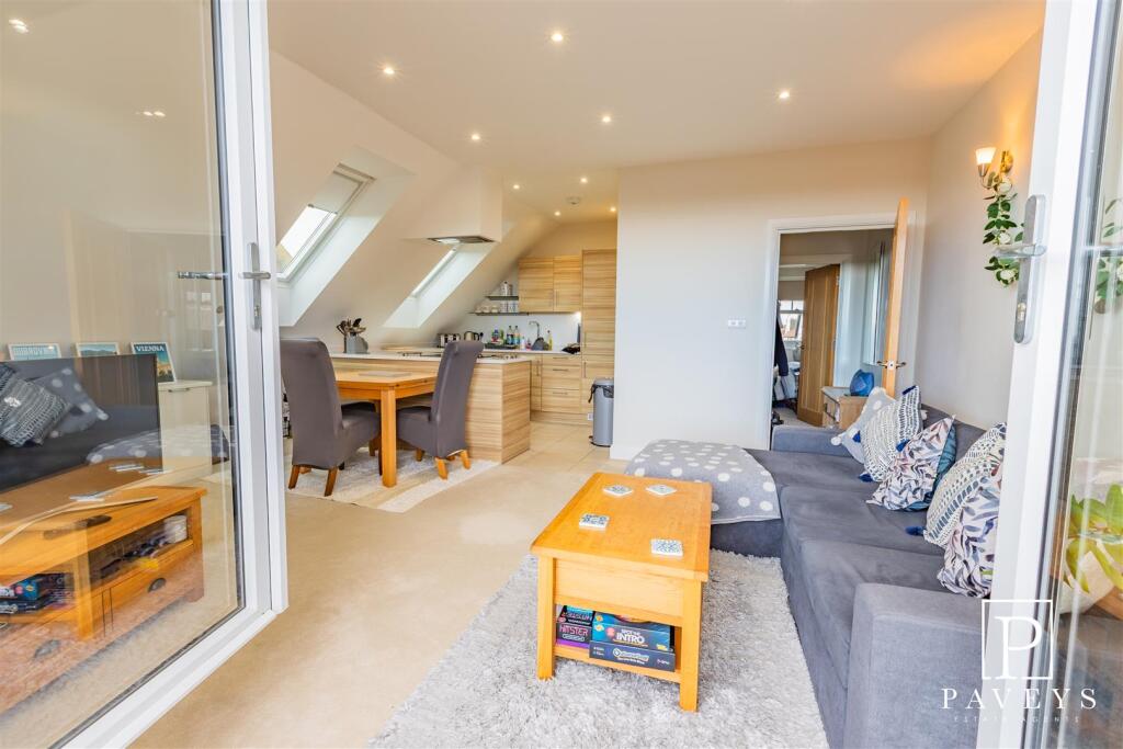 OPEN PLAN LOUNGE &amp; KITCHEN