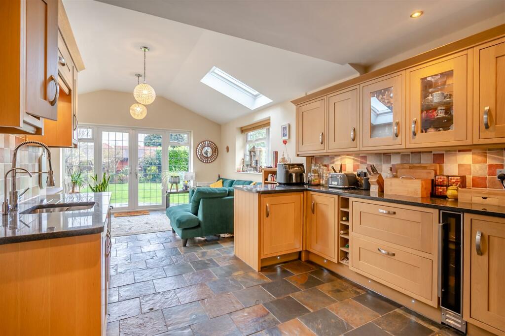 8586991-interior14.jpg