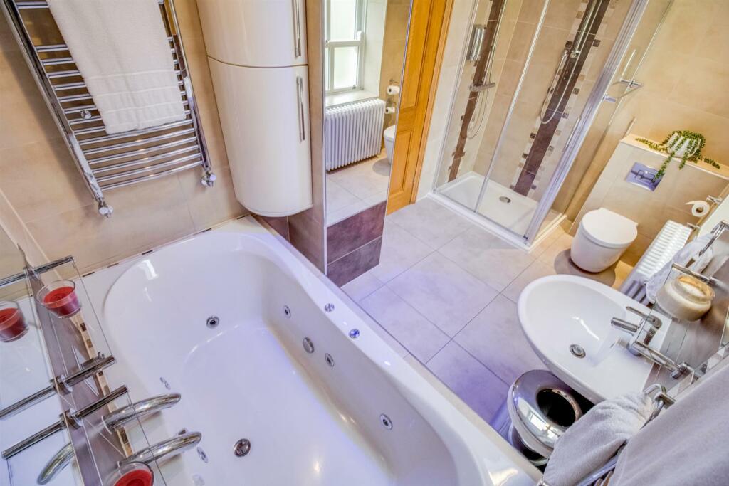 EN SUITE BATHROOM/W.C.