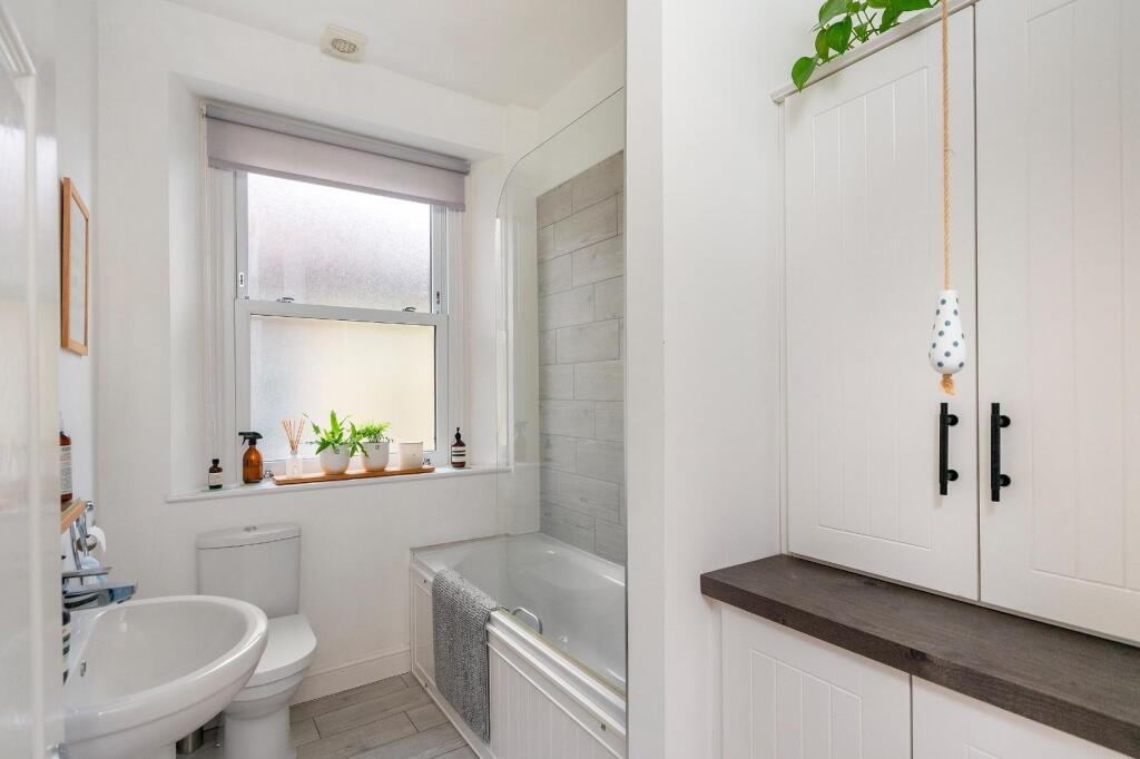 F1F0F1CRSA - Bathroom C.jpg