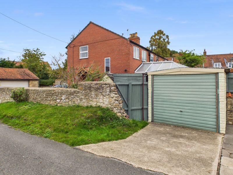 Garage/parking space