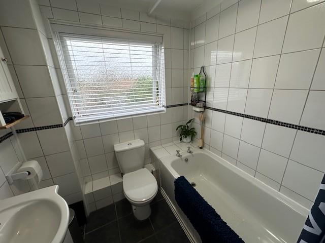 Bathroom 2.jpg