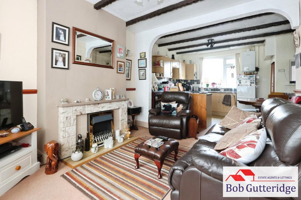 OPEN PLAN LOUNGE / FITTED KITCHEN / DINER