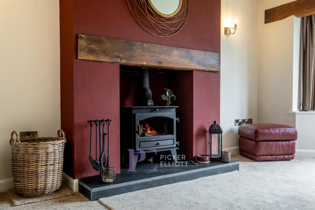 Spacious Through Lounge