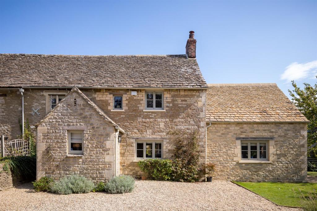 4 - 41 Ampney Crucis - GL7 5SF - Web.jpg
