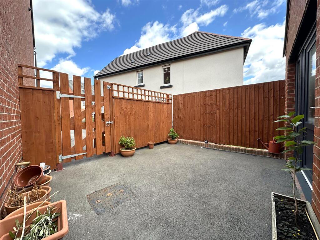 Side Courtyard 733