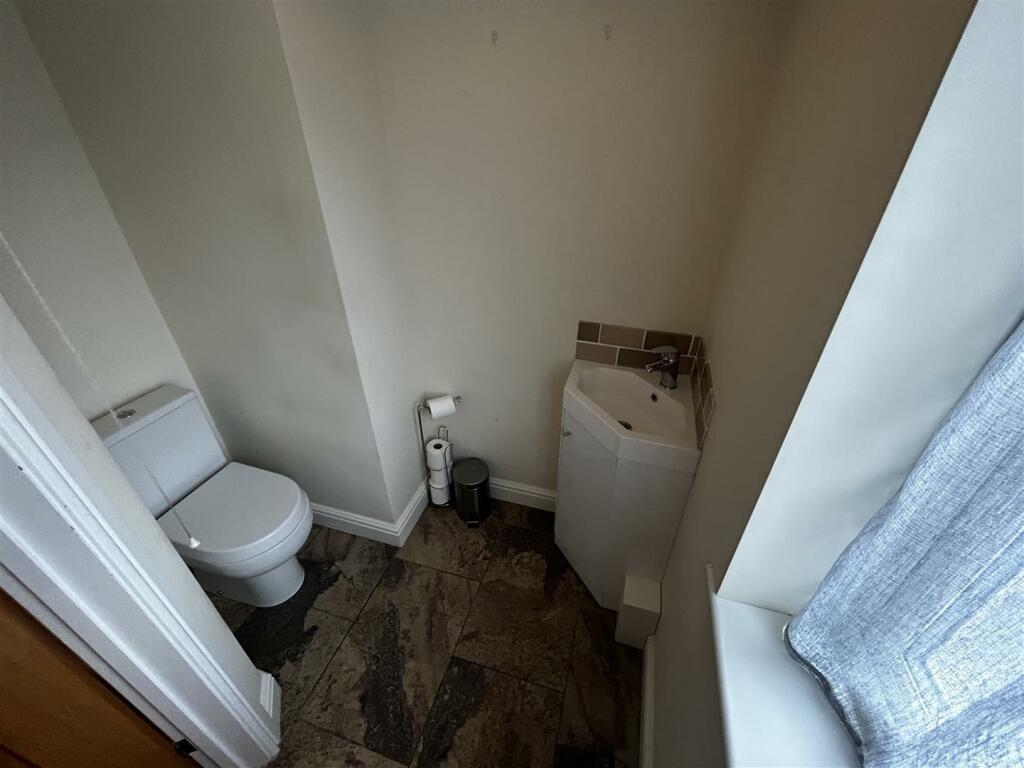 Downstairs WC.JPG
