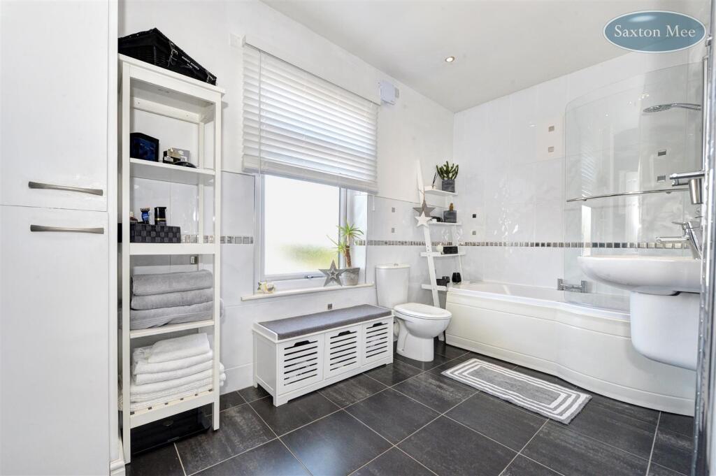 carr rd - bathroom 8863.jpg